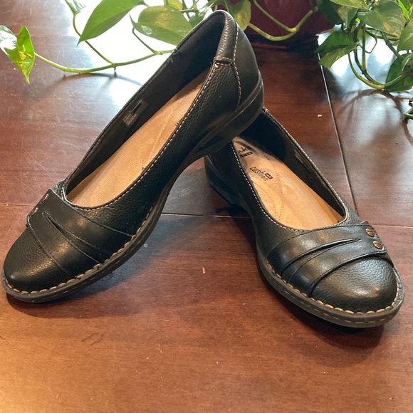 Clarks Shoes - Size 8 Clark’s Black Flats / Walking Shoes (ABBA)